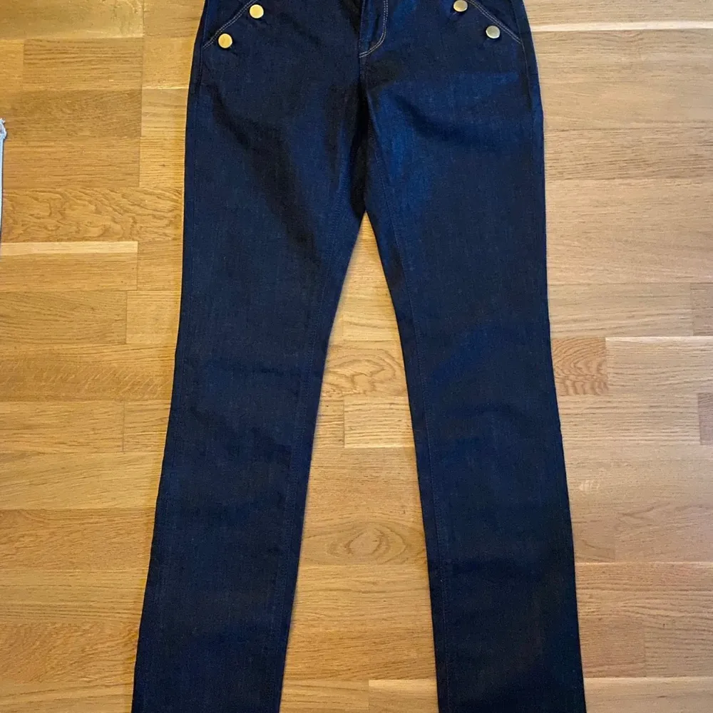 Helt nya jeans från Filippa K säljes . Nypris 1500 säljes för 500 . Jeans & Byxor.