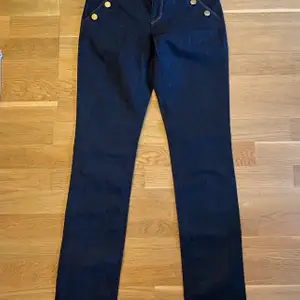 Helt nya jeans från Filippa K säljes . Nypris 1500 säljes för 500 