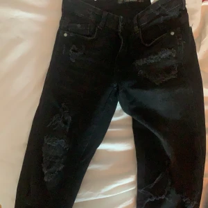 Svarta håliga jeans zara - Skit snygga håliga tajta jeans fårn zara storlek 32💓