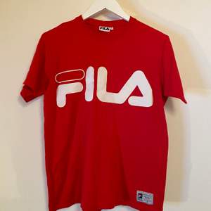 Röd Fila T-shirt. Använd, trycket är slitet därav billig