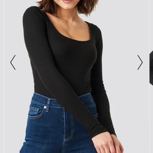 Svart långärmad - Svart ribbad långärmad tröja med djupare u-ringning. Från nakd, lite kortare i midjan. Stl. M