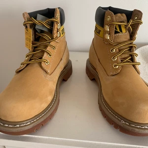 Oanvända Caterpillar kängor stl 38 - Oanvända Caterpillar skor. Endast testat skorna inomhus. Köpta för 1500kr. Väldigt fin kvalité. Storlek 38. Bra i storleken. 