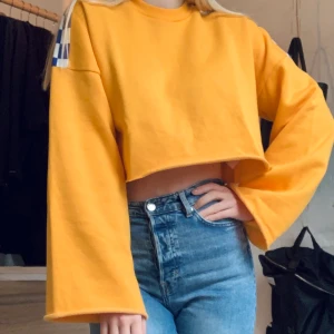 Tröja från The Ragged Priest - Collegetröja från The Ragged Priest, köpt på Topshop i London för ett par år sedan men kommer inte till användning länge. Storlek S men passar flera storlekar pga modellen. Finns i Oslo för tillfället men kan eventuellt mötas i Gbg eller Borås under helgen. 