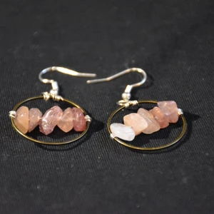 Örhängen jordgubbskvarts  - Örhängen med äkta jordgubbskvarts och nickelfria krokar. Enkla och så så söta! 