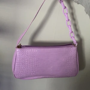 Lila väska 💜 - En lila väska från shein! Har inte använt den många gånger (inte sliten). Väskan kommer från shein💜 Budningen startar på 50kr✨ köp direkt för 130kr