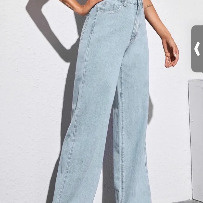 Säljer dessa helt nya ljusa jeans då dom är försmå för mig. Dom är i storlek M men passar bäst på någon med storlek S💙. Jeans & Byxor.
