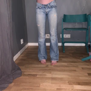 Lågmidjade jeans - Min mammas gamla lågmidjade jeans från 90talet, Så jävla snygga men dem är försmå för mig. Min lillasyster är modellen och hon är 165 och brukar ha XS.