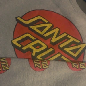 Santa cruz stl M - Stl M, lite färg vid ärmen och små hål. Längst ner så är modellen avklippt. Betalning sker via Swish. Skriv för mer imformation.