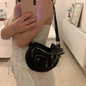 Nunoo väska  - Svart nunoo väska standard storlek med längre band. Knappt använd i nytt skick. Köpt på zalando för 1300. Pris kan diskuteras. 