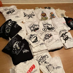 Tröjor.  - Pappa hade ett mini företag men har slutat sälja sina kläder nu. Tjöjorna ligger bara hemma så gör ingen nytta🥰 kolla in min sida för alla tröjor✨✨