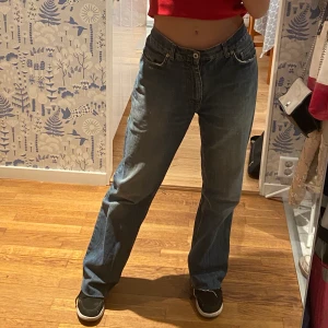 Lågmidjade jeans - Säljer nu mina fina lågmidjade byxor😢💖 de är avklippta och har därmed lite slitningar längst ner så de ska passa nån som är 160-170cm, funkar för andra beroende på hur man vill att de sitter! De har stor midja så jag brukar använda skärp eller skosnöre som ni ser på bild 2💖 Har även ”målarfärg” på bild 3, vet inte om de är är meningen men går inte bort💖💖 spårbar frakt tillkommer