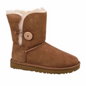 Uggs - Jag säljer dessa fina uggs i använt skick, har en knappt på yttersidan och ull ring om som ni ser på bild. Storlek 37, passar även 36. Både möts och fraktas vid behov! 
