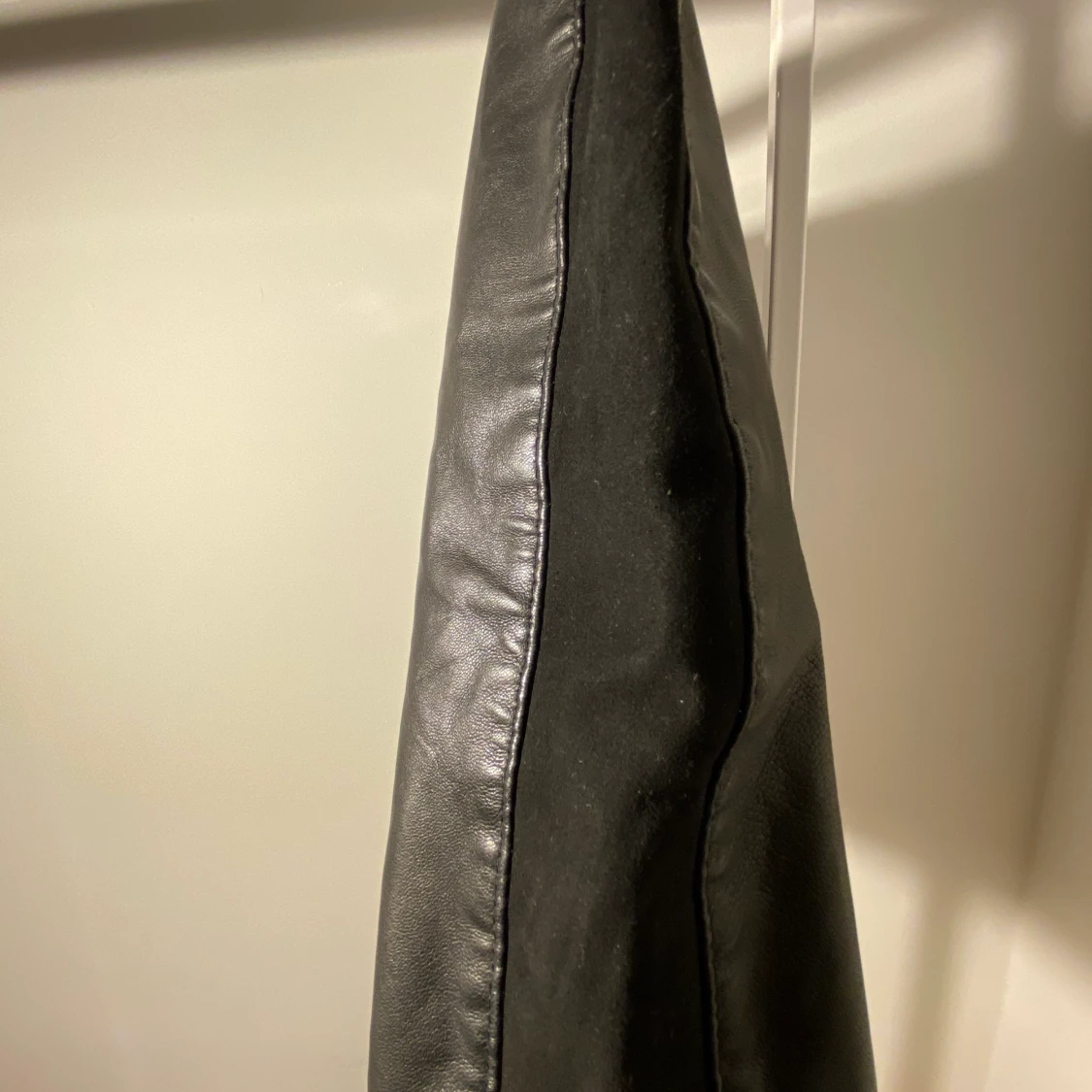 Skinnkjol med mockadetaljer  - 91