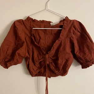 Tröja från NELLY - Helt oanvänd tröja från Nelly som passr till fest såsom till vardagen! Så fin på sommaren. Säljer pga att jag inte använder den <3