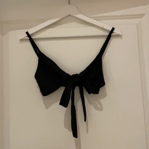 Bikinitopp från Bik Bok - Supersöt bikinitopp från Gina Tricot i storlek S. Sparsamt använd, så i fint skick. 