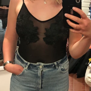 Mesh Body - En body i mesh från Carlings, har blivit lite skadad i tyget på magen (bild 3) men inget som man lägger märke till när den är på! (Därav priset) Lappen med storlek har jag klippt bort men passar mig (36-38) passar nog även 34