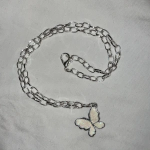 Halsband med fjäril - Halsband med fjäril, inte äkta silver. Säljer 2st likadana, 65kr/st och frakt på 12kr tillkommer. 💕