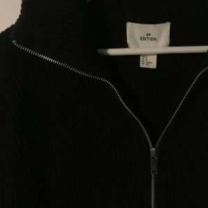 Zip-tröja  - Helt underbar svart tröja i kvalitetsmaterial från H&M Trend, lite oversize och så snygg!! 