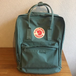 Fjällräven kånken - Frost green orginal modell helt i nyskick. Kan skickas om köpare betalar frakt. Kan även tänka mig att byte till annan färg. Svart eller grå.