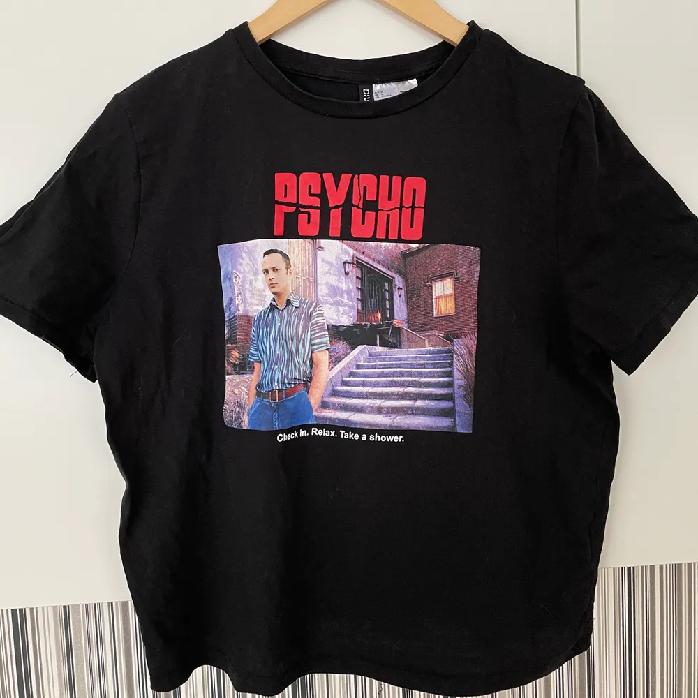 Ascool svart t-shirt med tryck från en skräck film,”Psycho”. Skön modell i storlek M dam, och om man vill ha den lite mer oversized passar den S bättre!☺️ Köpt från H&M✨ Kontakta vid intresse och frakt tillkommer!. T-shirts.