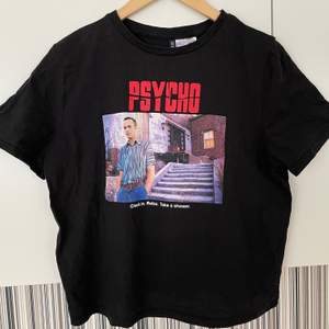 Ascool svart t-shirt med tryck från en skräck film,”Psycho”. Skön modell i storlek M dam, och om man vill ha den lite mer oversized passar den S bättre!☺️ Köpt från H&M✨ Kontakta vid intresse och frakt tillkommer!