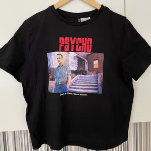 Svart t-shirt med tryck ”Psycho” - Ascool svart t-shirt med tryck från en skräck film,”Psycho”. Skön modell i storlek M dam, och om man vill ha den lite mer oversized passar den S bättre!☺️ Köpt från H&M✨ Kontakta vid intresse och frakt tillkommer!