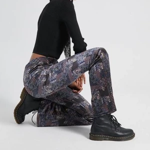 Urban Outfitters utsvängda sammets byxor - Dom är av härligt sammetsmaterial och från Urban oufitters. Dom är ganska utsvängda men tyvärr en aning för korta för mig så jag säljer dom. 