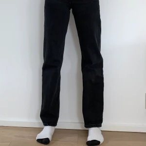 Svarta jeans  - Super snygga och bekväma svarta LÅNGA jeans. Från weekday, rowe extra high straight jeans, W 24 och L 32. Bra skick och mycket sparsamt använda Obs! Två små hål på insidan av midjan efter resårband. 200kr ink frakt! 