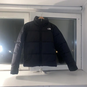 North face jacka  - Säljer min fina jacka från the north face. SÅ snygg men kommer tyvärr inte till mycket användning längre. Är hel överallt och i väldigt bra skick!! Storlek S men skulle säga att den passar allt från XS-M!! Säljer för 650 nypris 2500