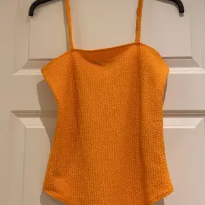 Orange bodysuit från bikbok. Endast använd en gång. Storlek S. Pris 40kr