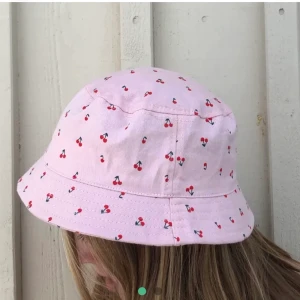 Söt buckethat💖 - Testar lägga ut denna igen med sänkt pris! Jättesöt buckethat som passar bra nu till våren/sommaren🥰💕 DENNA ÄR PÅ REA!! passa på!!!!🍒🍒 Kan gärna diskutera priset också💞
