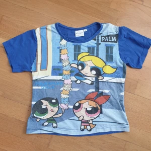 Powerpuffpinglorna t-shirt, PPP, Powerpuff - T-shirt med powerpuffpinglorna! Storlek S (Barnstorlek/marknad) Jag bär vanligtvis XS/S och är 1,57. Baksidan är helt blå. OBS! Urtvättad!🍭