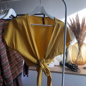 Knyttopp - Fin vårig/somrig gul topp, som går att styla på olika sett och vis. Mycket fin som dock inte har använts tillräckligt flitigt, och är därför nästintill oanvänd. Tröjan är markerad som en storlek M men beroende på vilken passform man önskar skulle den även passa S. Ps, Jag har tagit bort de knappar som fanns på tröjan, men den sitter fortfarande fint. Priset går att diskutera, tillkommer frakt. 