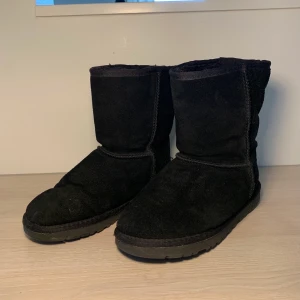 Svarta låga uggs  - Säljer mina svart uggs som inte kommer till användning! storlek 7 (AU storlek) 💞 köparen står för frakten men jag möter även upp i Lund💞 