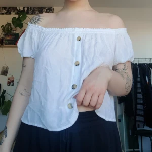 Söt topp - Gullig och skönt flowig topp, tips om man inte gillar knapparna, ta bort dem, tror de skulle bli väldigt cleant och fint också 