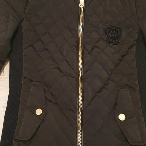 Vår jacka  -  Svart Massimo Dutti jacka storlek S mycket bra skick 