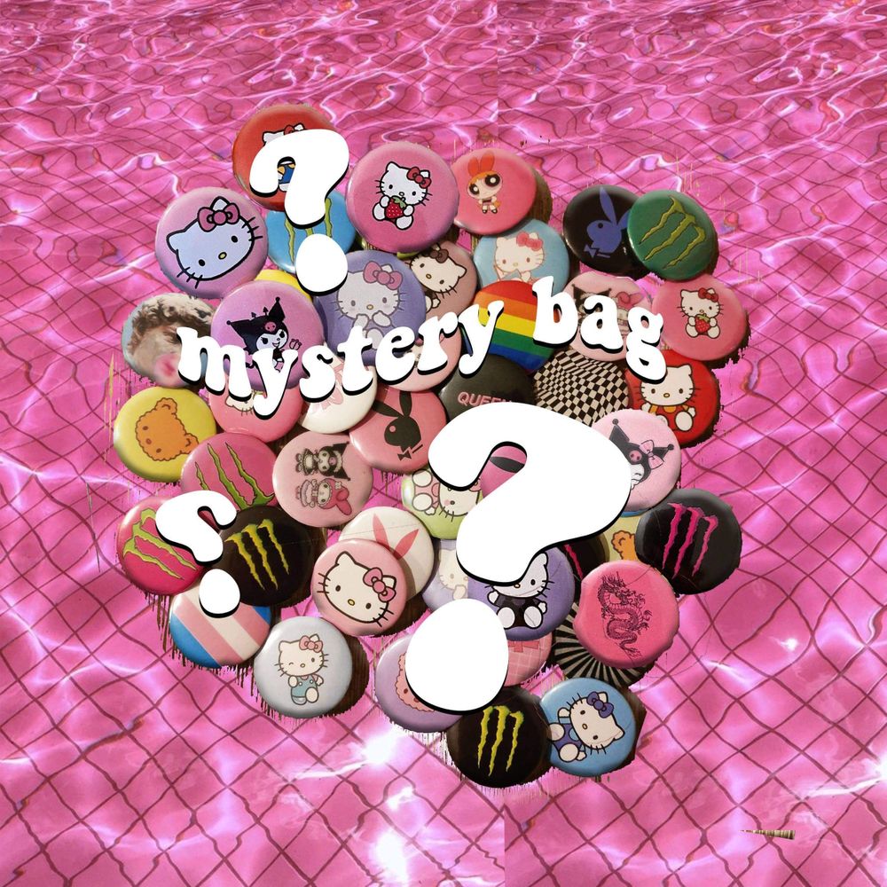 Nu kör vi igång med nya roliga mystery bags! 👀 Istället för att köpa pins för 10:-/st kan du nu köpa en mystery bag med 5st pins för 30:-. ✨ De pins som kommer finnas är de på bild 2. Man får gärna skriva en färg eller aesthetic så ska vi försöka göra mystery bagsen personliga 🌸 Vill man köpa pins direkt är det 10:-/st eller 20:-/st för custom made. ✨ Skriv gärna till oss vid frågor 😊. Accessoarer.