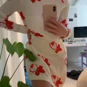 Ganni klänning - Jättefin Ganni klänning med röda stora blommor. Nypris 1300kr och är knappt använd!⚡️