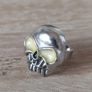 Dödskalle-ring - En cool edgy dödskallering. Går att justera storlek där bak:) 