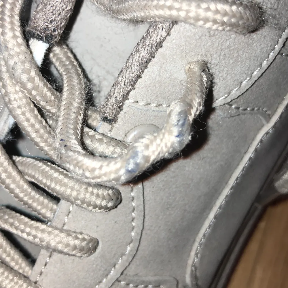 Säljer dessa sjukt snygga beiga sneakers från nelly, använda fåtal gånger. Snörena har slitits lite, se bild 3.  Köpt för 400kr och priset kan diskuteras vid intresse, köparen står för frakten📦 Kontakta mig vid frågor eller fler bilder!💖. Skor.