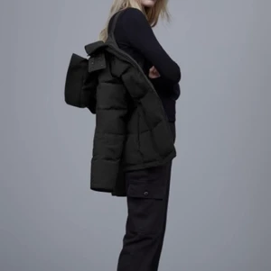 Äkta Canada goose - Canada goose chelsea parka, använd men helt intakt. Enda skönhetsfelet är att de svarta dragkedjehuvudena har blivit lite silvriga på kanterna. Bilder på detta ges vid förfrågan! Storlek XL, går över rumpan på mig som är S, passar M. Borrtagbar päls. 