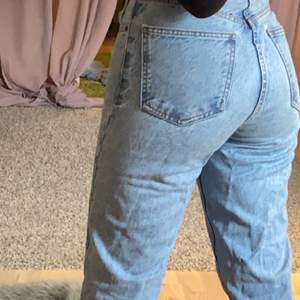 Mom jeans från zara. Köpta för 400. Superfina och har klippt längst ner. 
