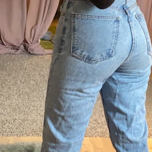 Jeans - Mom jeans från zara. Köpta för 400. Superfina och har klippt längst ner. 