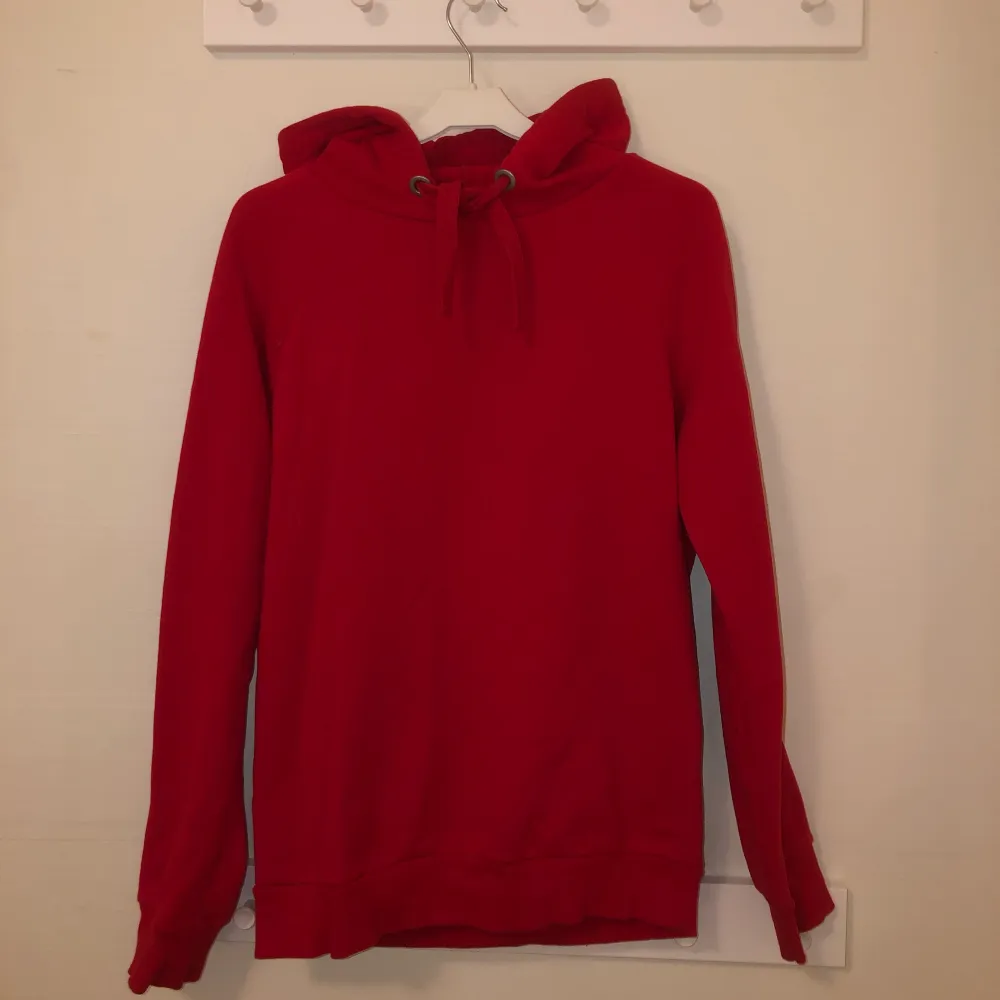 Klarröd hoodie från BikBok strl S. Fint skick och mycket mysig! Säljer för 80kr, du står för frakten🥰. Hoodies.
