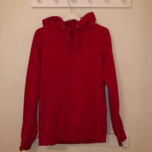 Klarröd hoodie från BikBok strl S. Fint skick och mycket mysig! Säljer för 80kr, du står för frakten🥰