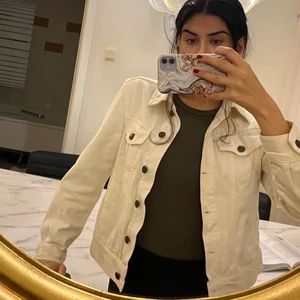 Vit jeansjacka - Från new yorker aldrig använd. Storlek XS 130 exklusive frakt 🌸