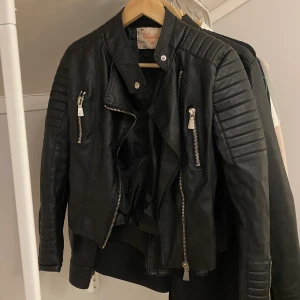 Skinnjacka - Skinnjacka från chiquelle i storlek 38, väldigt fin passform!! Nypris 700kr💕 priset kan diskuteras