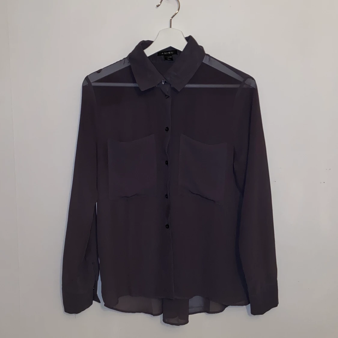 Fin skjorta i syntetmaterial 💓