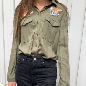 Grön skjorta - Säljer en grön skjorta i storlek xs men den är inte så tajt som man även kan se på bilderna. Skicket är väldigt bra som ny. Är från H&M💕