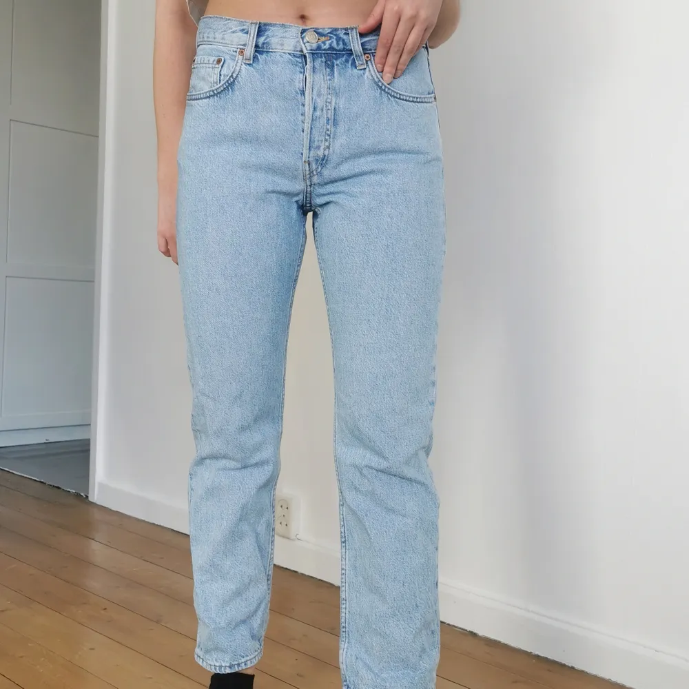Säljer mina weekday jeans som är köpta förra sommaren! Använda ett fåtal gånger då de är för stora för mig🤍 förhandlingsbart pris! . Jeans & Byxor.